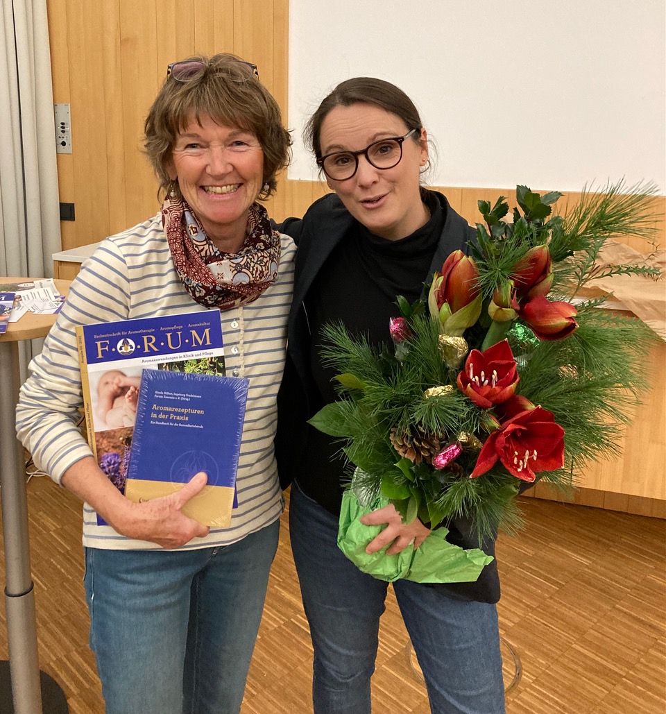 Claudia Löffler und Gisela Hillert sprechen über Aromatherapie/PTAK in der Integrativen Onkologie Claudia Löffler und Gisela Hillert sprechen über Aromatherapie/PTAK in der Integrativen Onkologie